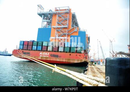 Die 'Red Box Audax "semi-submersible marine Heavy Transport Schiff mit den beiden letzten Modul Herstellungen für Yamal LNG, Liquefied Natural Gas geladen Stockfoto