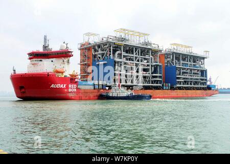 Die 'Red Box Audax "semi-submersible marine Heavy Transport Schiff mit den beiden letzten Modul Herstellungen für Yamal LNG, Liquefied Natural Gas geladen Stockfoto