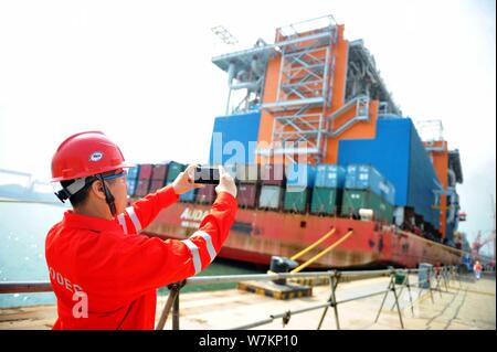 Die 'Red Box Audax "semi-submersible marine Heavy Transport Schiff mit den beiden letzten Modul Herstellungen für Yamal LNG, Liquefied Natural Gas geladen Stockfoto
