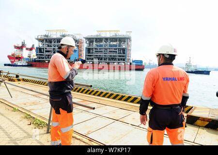 Die 'Red Box Audax "semi-submersible marine Heavy Transport Schiff mit den beiden letzten Modul Herstellungen für Yamal LNG, Liquefied Natural Gas geladen Stockfoto