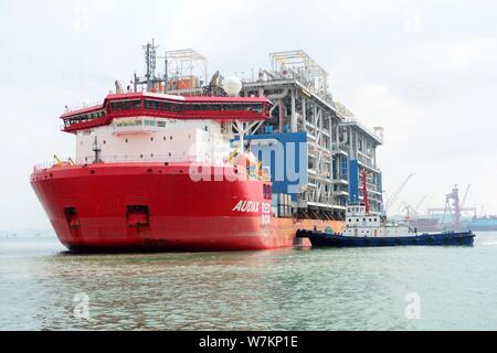 Die 'Red Box Audax "semi-submersible marine Heavy Transport Schiff mit den beiden letzten Modul Herstellungen für Yamal LNG, Liquefied Natural Gas geladen Stockfoto