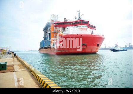 Die 'Red Box Audax "semi-submersible marine Heavy Transport Schiff mit den beiden letzten Modul Herstellungen für Yamal LNG, Liquefied Natural Gas geladen Stockfoto