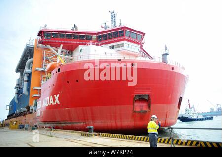 Die 'Red Box Audax "semi-submersible marine Heavy Transport Schiff mit den beiden letzten Modul Herstellungen für Yamal LNG, Liquefied Natural Gas geladen Stockfoto