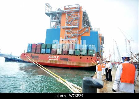 Die 'Red Box Audax "semi-submersible marine Heavy Transport Schiff mit den beiden letzten Modul Herstellungen für Yamal LNG, Liquefied Natural Gas geladen Stockfoto