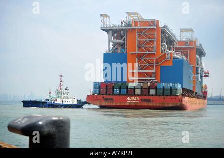 Die 'Red Box Audax "semi-submersible marine Heavy Transport Schiff mit den beiden letzten Modul Herstellungen für Yamal LNG, Liquefied Natural Gas geladen Stockfoto