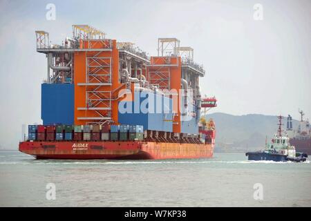 Die 'Red Box Audax "semi-submersible marine Heavy Transport Schiff mit den beiden letzten Modul Herstellungen für Yamal LNG, Liquefied Natural Gas geladen Stockfoto