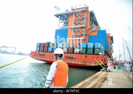 Die 'Red Box Audax "semi-submersible marine Heavy Transport Schiff mit den beiden letzten Modul Herstellungen für Yamal LNG, Liquefied Natural Gas geladen Stockfoto