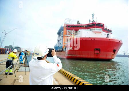 Die 'Red Box Audax "semi-submersible marine Heavy Transport Schiff mit den beiden letzten Modul Herstellungen für Yamal LNG, Liquefied Natural Gas geladen Stockfoto