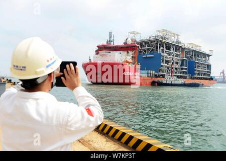 Die 'Red Box Audax "semi-submersible marine Heavy Transport Schiff mit den beiden letzten Modul Herstellungen für Yamal LNG, Liquefied Natural Gas geladen Stockfoto