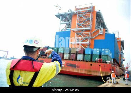 Die 'Red Box Audax "semi-submersible marine Heavy Transport Schiff mit den beiden letzten Modul Herstellungen für Yamal LNG, Liquefied Natural Gas geladen Stockfoto