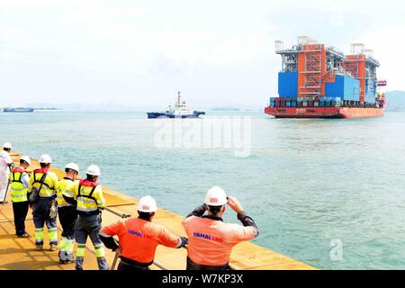 Die 'Red Box Audax "semi-submersible marine Heavy Transport Schiff mit den beiden letzten Modul Herstellungen für Yamal LNG, Liquefied Natural Gas geladen Stockfoto