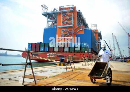 Die 'Red Box Audax "semi-submersible marine Heavy Transport Schiff mit den beiden letzten Modul Herstellungen für Yamal LNG, Liquefied Natural Gas geladen Stockfoto
