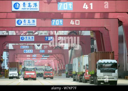 Lkw Transport Container im Ausland im Hafen von Qingdao in Qingdao Stadt versandt, der ostchinesischen Provinz Shandong, den 8. August 2017. Chinas Expo Stockfoto