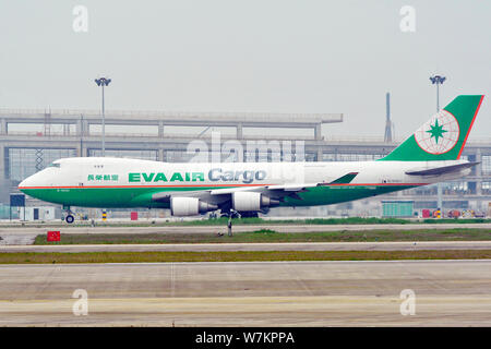 --FILE - eine Boeing 747-400 Frachtflugzeugen von EVA Airways nimmt am internationalen Flughafen Shanghai Pudong in Shanghai, China, 5. Mai 2017. EVA Ai Stockfoto