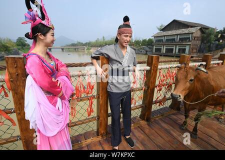 Chinesische Jugendliche in traditionellen Kostümen reshow die Legende des Webers Mädchen (Zhinv) und der Hirtenjunge (Niulang) während einer Kooperationsbörse Stockfoto