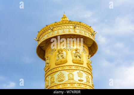 Die chinesische Fortune Wheel, auch bekannt als der weltweit größte Gebetsmühle, dargestellt in Heyin Stadt ist, Guide County, Hainan tibetischen autonomen Prefectu Stockfoto