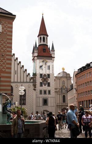 Die Peterskirche, die älteste Kirche Münchens, befindet sich auf dem belebten Rindermarkt im Zentrum der Altstadt. Stockfoto