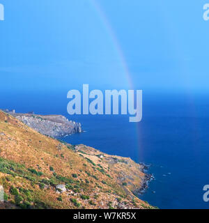 Wild hügelige Küste von Kreta Insel nach einem Regen mit einem Regenbogen, Quadrat Zusammensetzung Stockfoto