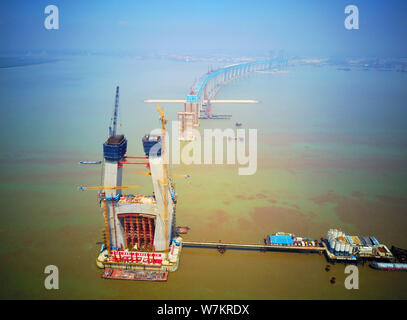 Luftbild der Baustelle der längste Kabel der Welt Schrägseilbrücke, die Hutong Bahn Yangtze River Bridge, am Jangtse-Fluss in Nant Stockfoto