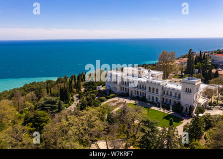 Antenne drone Schuß von Livadia Palast mit einem schön angelegten Garten in Krim Stockfoto