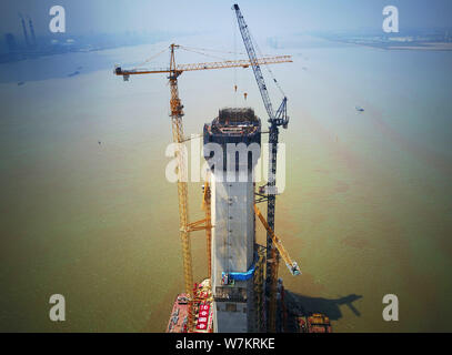 Luftbild der Baustelle der längste Kabel der Welt Schrägseilbrücke, die Hutong Bahn Yangtze River Bridge, am Jangtse-Fluss in Nant Stockfoto