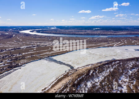 Fliegende Drohne über dem Eis schwimmend auf dem Fluss Oka, Russland Stockfoto