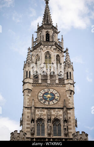 Der Uhrenturm am Neuen Rathaus am Marienplatz im Zentrum von München. Stockfoto