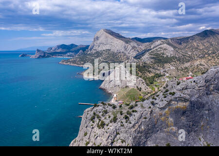 Panoramablick in Richtung der grünen Bucht von Novy Svet (Neue Welt) Lage von der Oberseite der Koba-Kaya Berg, Sudak, Krim. Antenne drone Ansicht Stockfoto