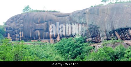 Blick auf den Kopf des weltweit größten Liegenden Buddha Statue aus Stein in Yiyang Grafschaft, Stadt Shangrao, der ostchinesischen Provinz Jiangxi, 13. August 2017. Stockfoto