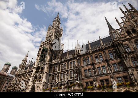 Das Neue Rathaus (Neues Rathaus) am Marienplatz in der Altstadt von München. Stockfoto