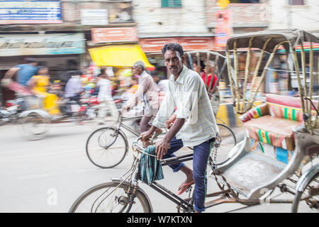 Ein Mann, sein Fahrrad Rikscha in der Innenstadt von Varanasi Stockfoto