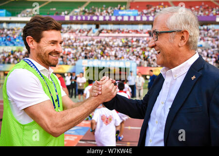 Head Coach Andre Villas-Boas schüttelt Hände mit Trainer Gregorio Manzano von Guizhou Hengfeng HAI YANG ZHU, bevor ihr 23. Runde während der 2017 Stockfoto