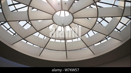 Die Kuppeldecke in der Danner Rotunde des Kunstmuseum Pinakothek der Moderne in der Maxvorstadt München. Stockfoto