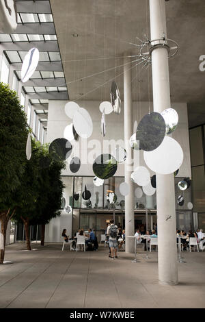 Das Cafe Münchner Freiheit in der Pinakothek der Moderne im Münchner Stadtteil Maxvorstadt. Stockfoto