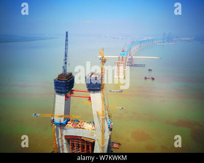 Luftbild der Baustelle der längste Kabel der Welt Schrägseilbrücke, die Hutong Bahn Yangtze River Bridge, am Jangtse-Fluss in Nant Stockfoto