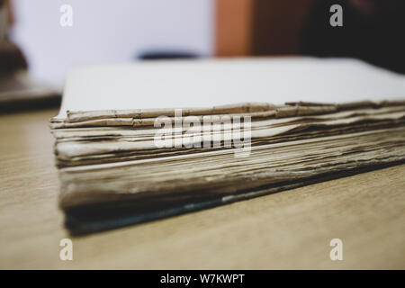 Alte Papiere, Bücher und Dokumente, die historischen Archive. Stockfoto