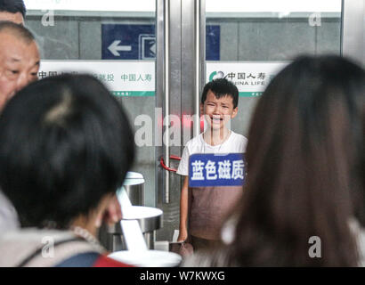 Links - hinter Kind Tränen nach der Trennung mit seiner Mutter am Bahnhof in Quanzhou Quanzhou, im Südosten der chinesischen Provinz Fujian, 25. August Stockfoto