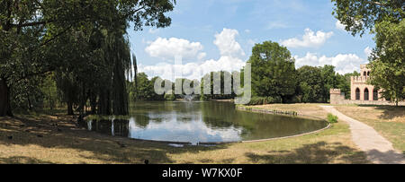 Den Schlosspark Biebrich mit Teich und Mosburg Wiesbaden Stockfoto