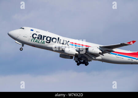 Nowosibirsk, Russland - April 1, 2019: Boeing 747-4 R7F (SCD) LX-TCV Cargolux Italia Airlines am Himmel nach Nehmen Sie vom internationalen Flughafen Tol Stockfoto