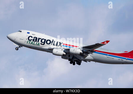 Nowosibirsk, Russland - April 1, 2019: Boeing 747-4 R7F (SCD) LX-TCV Cargolux Italia Airlines am Himmel nach Nehmen Sie vom internationalen Flughafen Tol Stockfoto