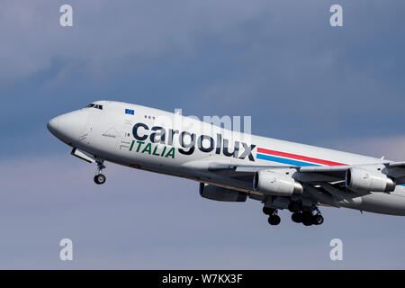 Nowosibirsk, Russland - April 1, 2019: Boeing 747-4 R7F (SCD) LX-TCV Cargolux Italia Airlines am Himmel nach Nehmen Sie vom internationalen Flughafen Tol Stockfoto