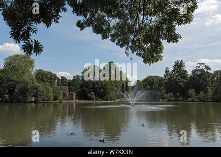 Den Schlosspark Biebrich mit Teich und Mosburg Wiesbaden Stockfoto