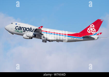 Nowosibirsk, Russland - April 1, 2019: Boeing 747-4 R7F (SCD) LX-TCV Cargolux Italia Airlines am Himmel nach Nehmen Sie vom internationalen Flughafen Tol Stockfoto