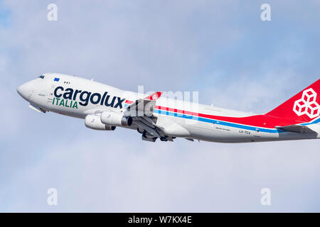 Nowosibirsk, Russland - April 1, 2019: Boeing 747-4 R7F (SCD) LX-TCV Cargolux Italia Airlines am Himmel nach Nehmen Sie vom internationalen Flughafen Tol Stockfoto