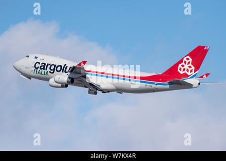 Nowosibirsk, Russland - April 1, 2019: Boeing 747-4 R7F (SCD) LX-TCV Cargolux Italia Airlines am Himmel nach Nehmen Sie vom internationalen Flughafen Tol Stockfoto