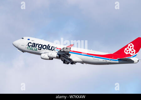 Nowosibirsk, Russland - April 1, 2019: Boeing 747-4 R7F (SCD) LX-TCV Cargolux Italia Airlines am Himmel nach Nehmen Sie vom internationalen Flughafen Tol Stockfoto