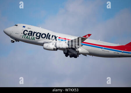 Nowosibirsk, Russland - April 1, 2019: Boeing 747-4 R7F (SCD) LX-TCV Cargolux Italia Airlines am Himmel nach Nehmen Sie vom internationalen Flughafen Tol Stockfoto