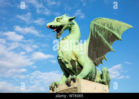 Dragon Bridge Drachen Statue auf dem Drachen Brücke gegen den blauen Himmel Zmajski die meisten Ljubljana Slowenien Eu Europa Stockfoto