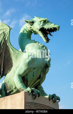 Dragon Bridge Drachen Statue auf dem Drachen Brücke gegen den blauen Himmel Zmajski die meisten Ljubljana Slowenien Eu Europa Stockfoto