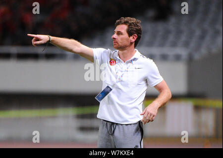 Head Coach Andre Villas-Boas von Shanghai SIPG reagiert, wie Er beobachtet seine Spieler konkurrieren gegen Guangzhou Evergrande Taobao im ersten Quartal - Stockfoto